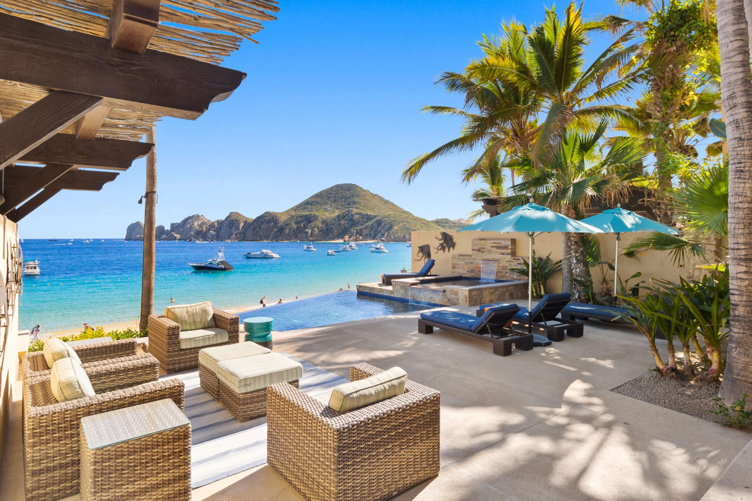 Hacienda CSL Hacienda Csl Villa 5 sits right on El Médano Beach. It's a fully renovated four-bedroom beachfront home that'scomfortable, practical, and easy to live in. The layout is open and spacious, with indoor areas thatflow straight out to a large ocean- for sale
